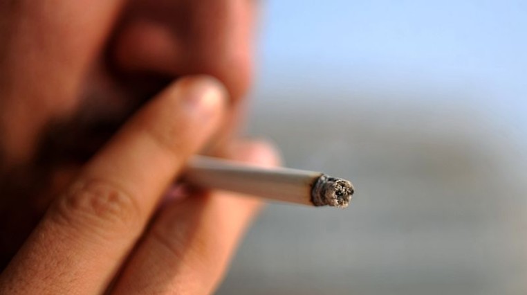Un barbat fumeaza, in Bucuresti, miercuri, 16 noiembrie 2011. Incepand cu data de 17 noiembrie 2011 toate tigarile vandute in Europa vor trebui sa aiba o "capacitate redusa de incendiere" (CRC), autoritatile nationale avand rolul de a controla punerea in aplicare a acestei noi masuri de siguranta impotriva incendiilor, potrivit standardelor de siguranta ale UE. OCTAV GANEA / MEDIAFAX FOTO