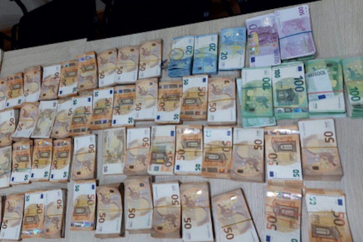 1102077__65a638b70f4b2